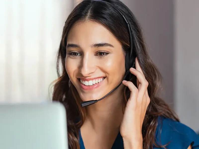 A live virtual receptionist taking a call for franchise answering services